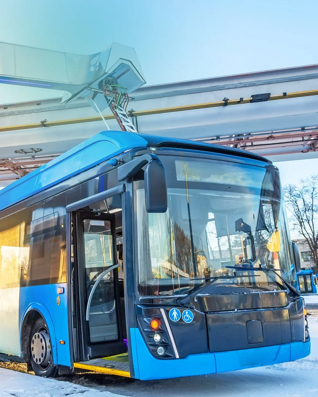 Elektrobus an Ladeinfrastruktur für den Einsatz im ÖPNV und bei gewerblichen Nutzfahrzeugflotten