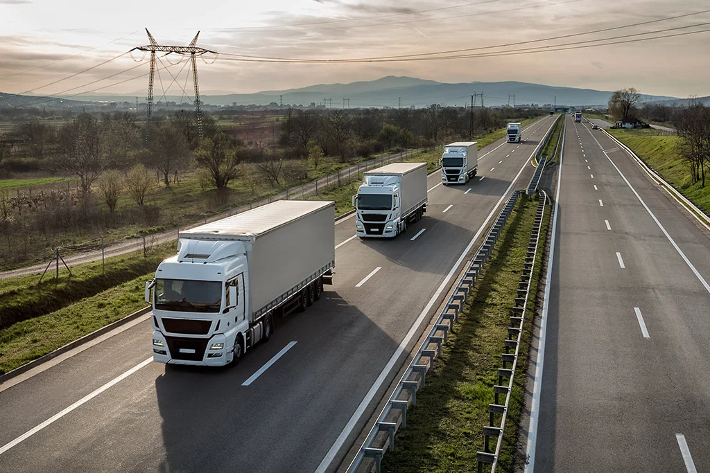Elektro-Nutzfahrzeuge und Lkw im Einsatz für Speditionen und Logistikunternehmen