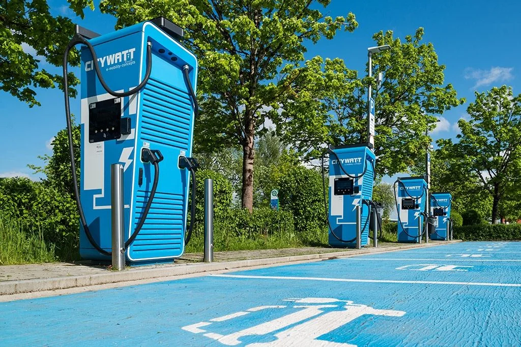 Moderner Ladepark mit mehreren Schnellladestationen für Elektrofahrzeuge