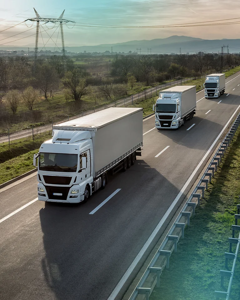 Elektrische Lkw und Nutzfahrzeuge im Einsatz auf der Straße für emissionsarme Logistik und Speditionen