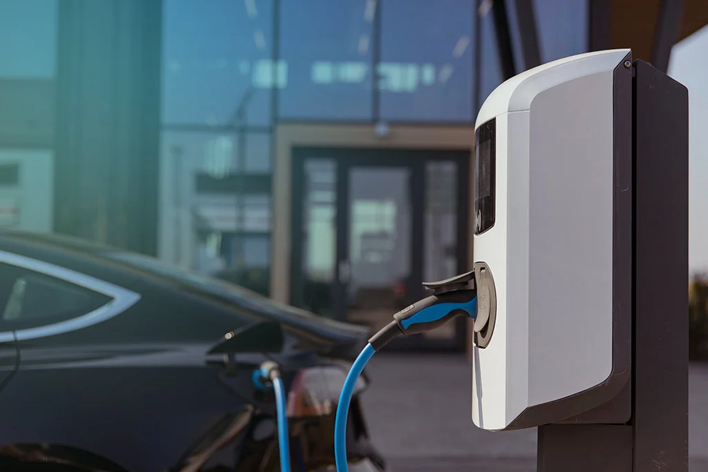 Ladepunkt für elektrische Nutzfahrzeuge mit intelligenter Netzanbindung im Speditions- und Logistikumfeld