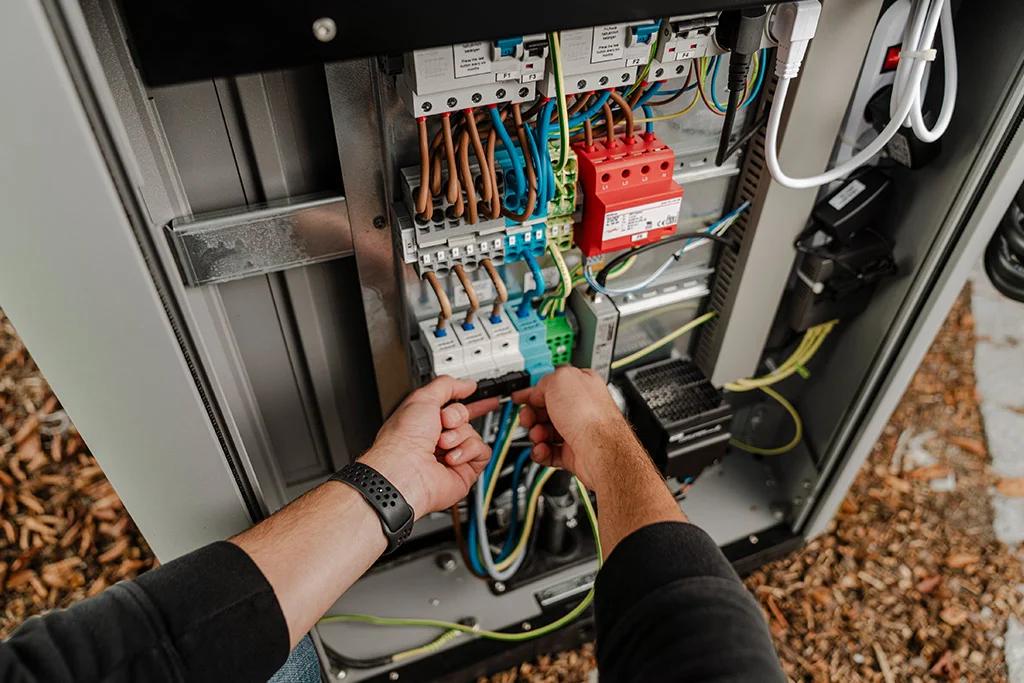 Wartung und technischer Support an Ladeinfrastruktur für Speditionen und elektrische Nutzfahrzeuge
