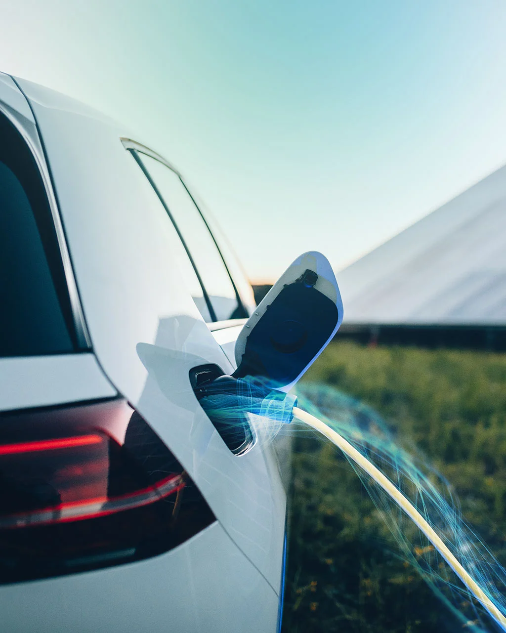 Elektroauto an Ladestation als Teil eines ganzheitlichen 360-Grad-Energiekonzepts für Unternehmen