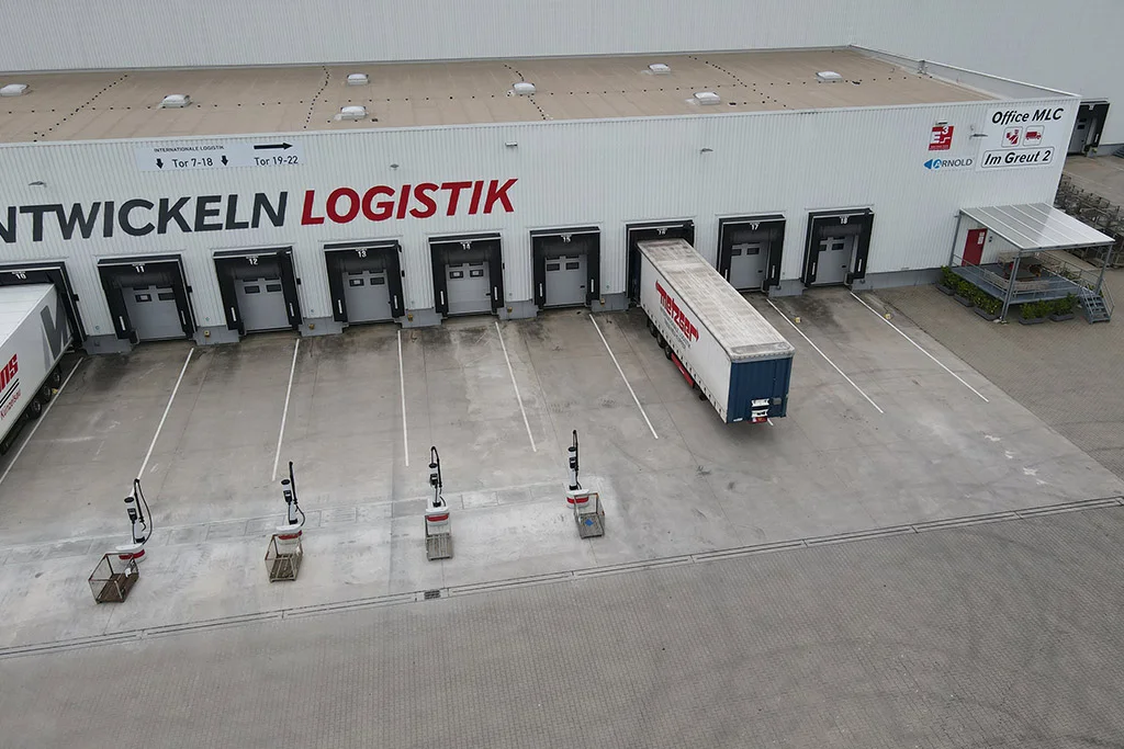 Referenzprojekt mit Ladeinfrastruktur Spedition Metzger für Speditionen und Nutzfahrzeuge auf einem Logistikgelände