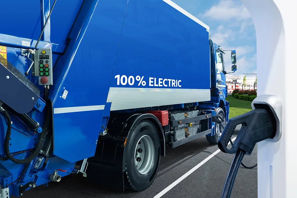 Elektro-Nutzfahrzeug der Abfallwirtschaft an einer Ladesäule