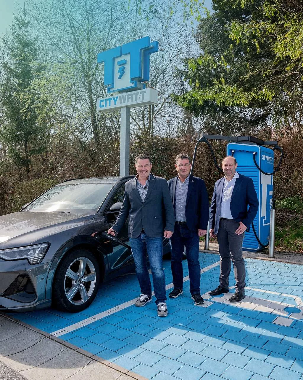 CITYWATT Service- und Betriebsteam an öffentlicher Ladestation im CITYWATT Ladenetz