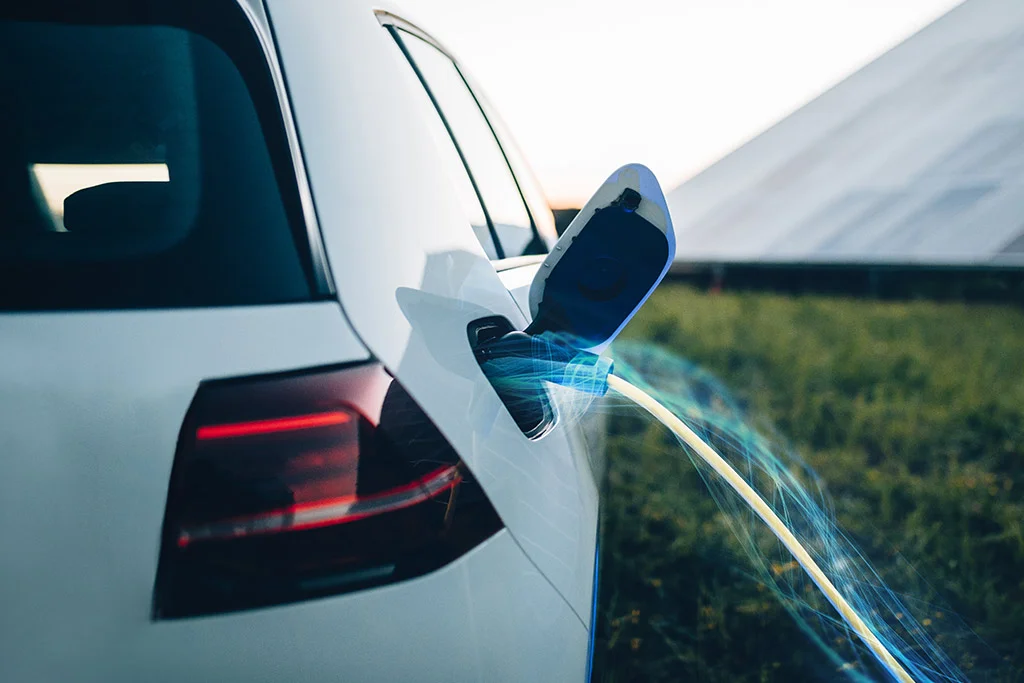 Elektroauto beim Laden an öffentlicher Ladesäule im Rahmen der THG-Prämien-Abwicklung durch CITYWATT