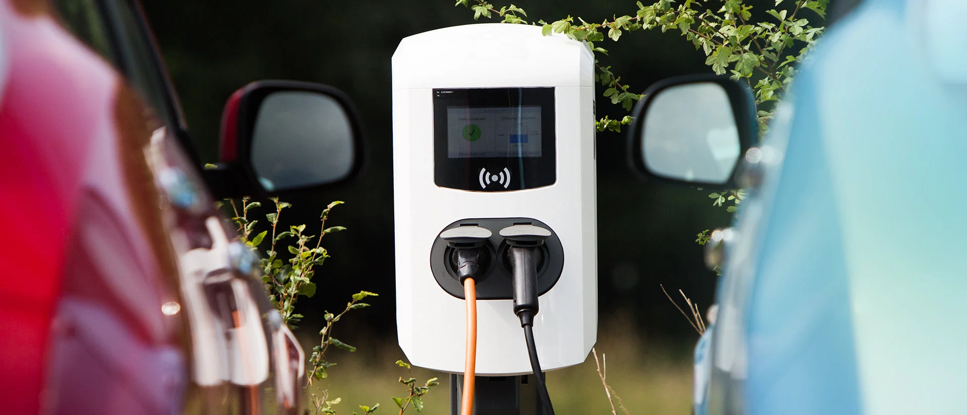 Ladesäule für Elektrofahrzeuge im Außenbereich während Installation und Aufbau der Ladeinfrastruktur