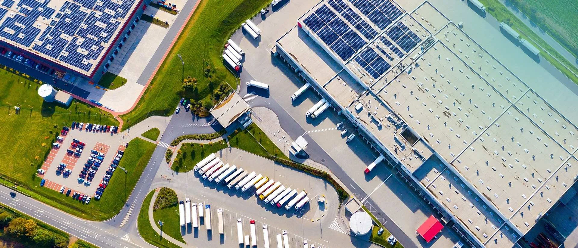 Energiekonzept für Unternehmen mit Ladeinfrastruktur und Energieplanung aus der Vogelperspektive